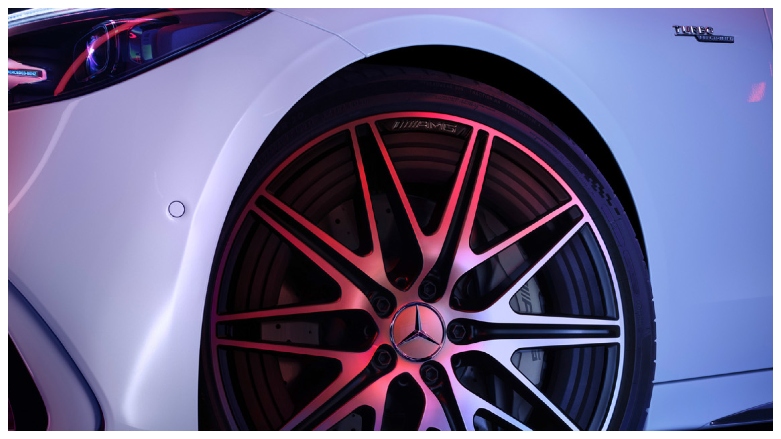 <p>Neumático delantero con freno hidráulico de Mercedes AMG Clase C color Blanco</p>