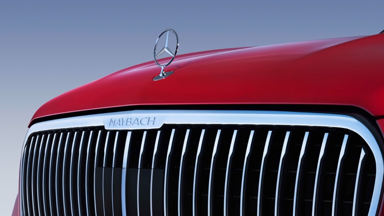 <p>Vista cercana de parrilla frontal de auto de lujo Mercedes-Maybach color rojo.</p>
